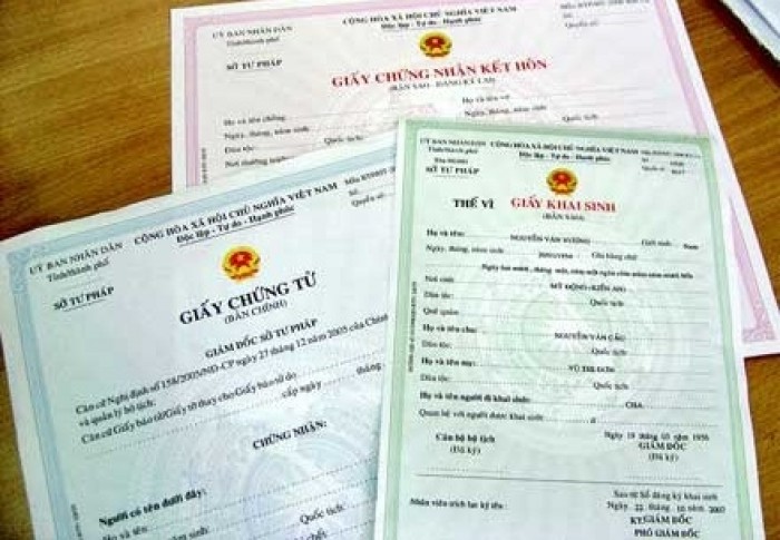 Làm lại giấy khai sinh và thay đổi tên họ cho con sau khi ly hôn?