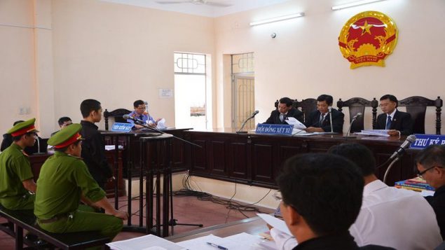 Bị hại rút đơn yêu cầu khởi tố vụ án tại phiên tòa thì giải quyết như thế nào?